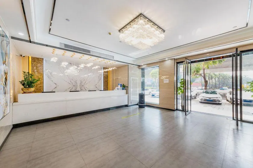 Huating Lijing Hotel - Image 1