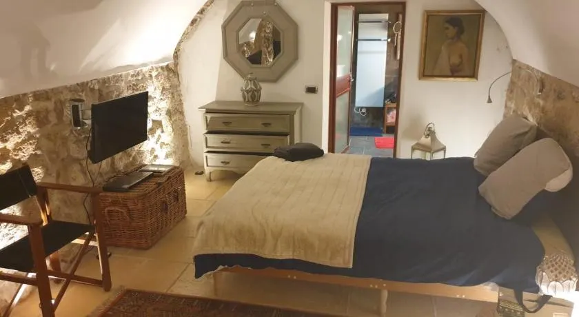 la villageoise, chambre troglodyte pitoresque au cœur du village - Image 1