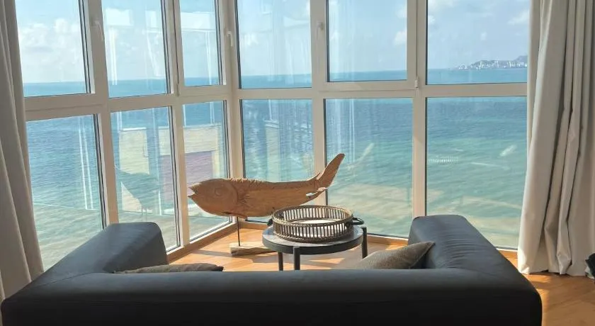 Beachfront Marilyn - Image 1