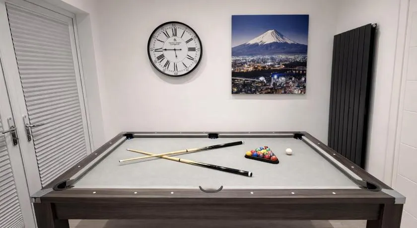 Boutique Home MCR with Games Table, Sleeps 9 - Image 1