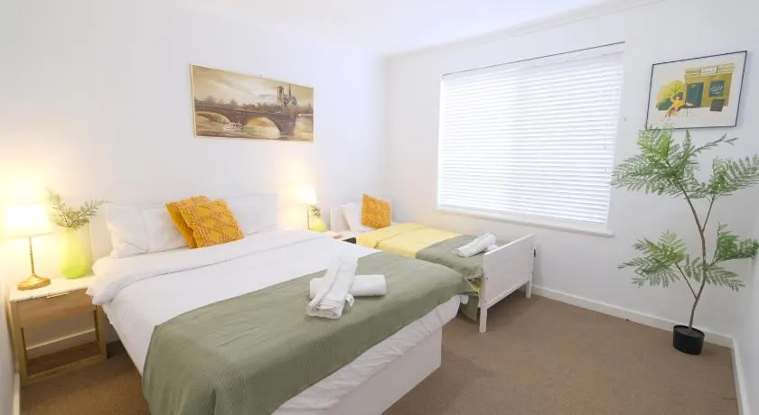 Relaxing Two-Bedroom Retreat Near the Airport - Image 1