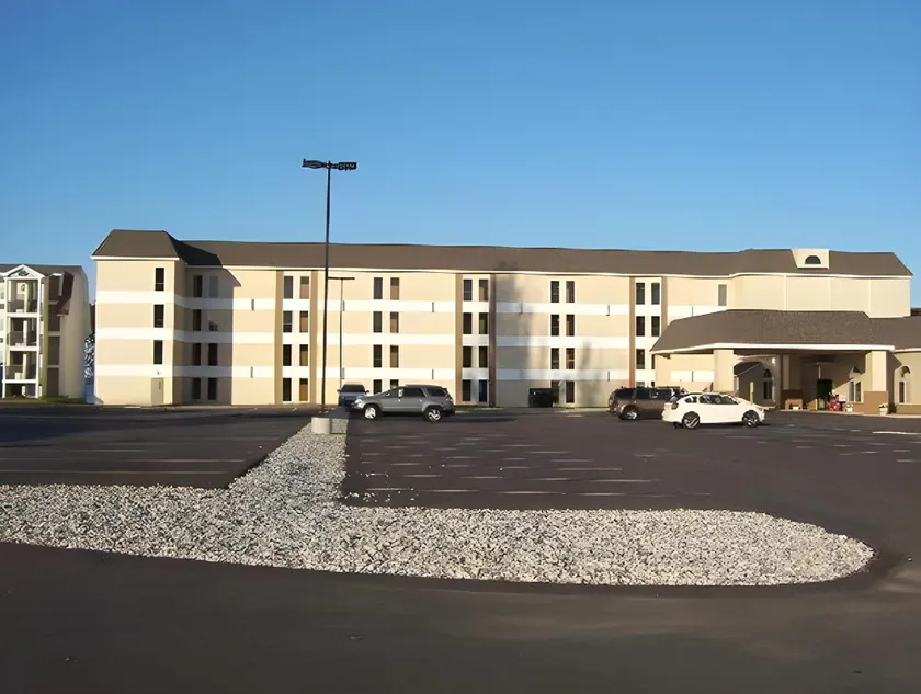 Mackinaw Beach and Bay Inn & Suites - Image 1
