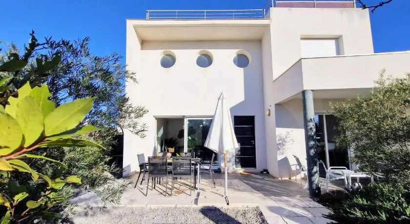 LA CATALANE, Villa Contemporaine en Bord de Mer et Climatisee - Image 1