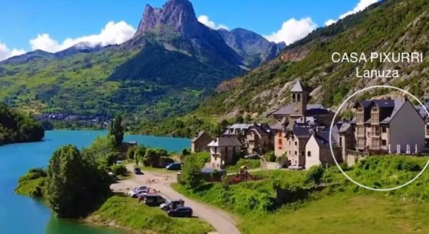 CASA PIXURRI en Lanuza compuesta de 5 apartamentos turísticos en casona pirenaica, a 10 minutos de las ESTACIONES de ESQUÍ de FORMIGAL-PANTICOSA - Image 1