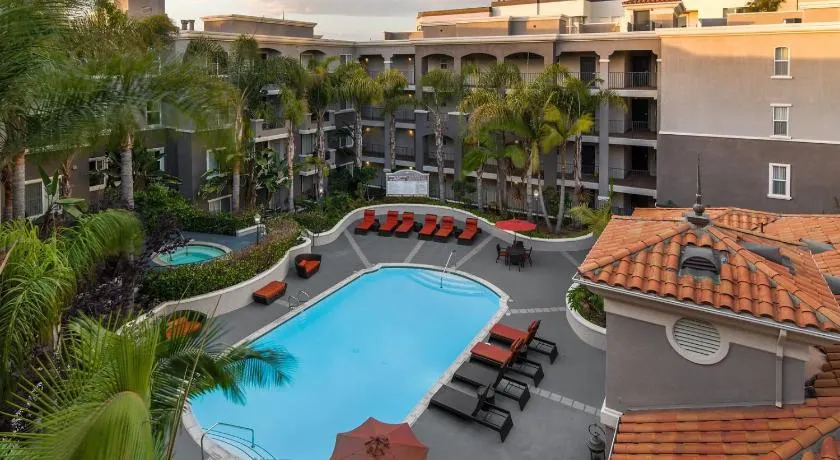 Luxury Coastal 1 & 2 Bedroom Retreat Near Venice with Pool & Cinema Room - Image 1