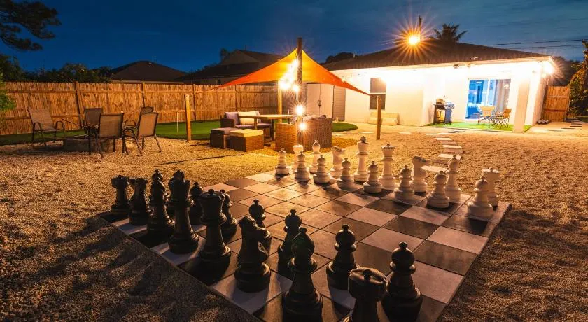 Golfers Paradise 4-hole PUTT-PUTT, Mega Chess with huge backyard, hammock - Image 1