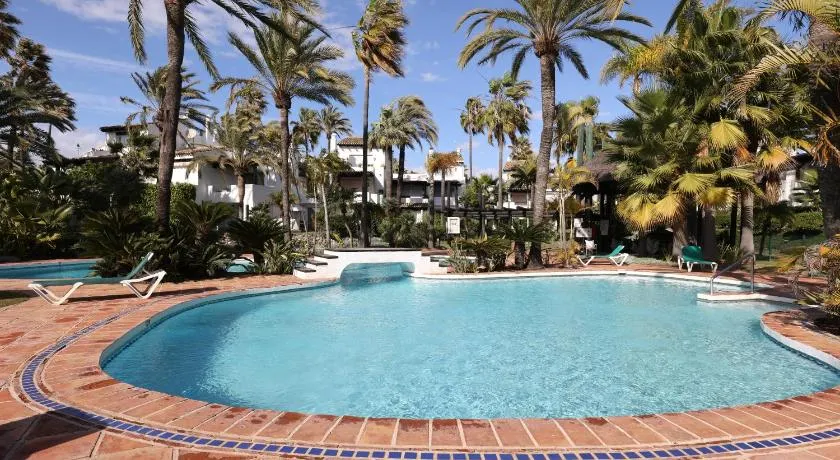 Maison de vacances 'Frontline Paradise Townhouse' près de la plage avec balcon et piscine - Image 1
