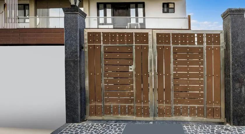 Townhouse by OYO Mayfeild Garden nearby Golf Course Road. - Image 1