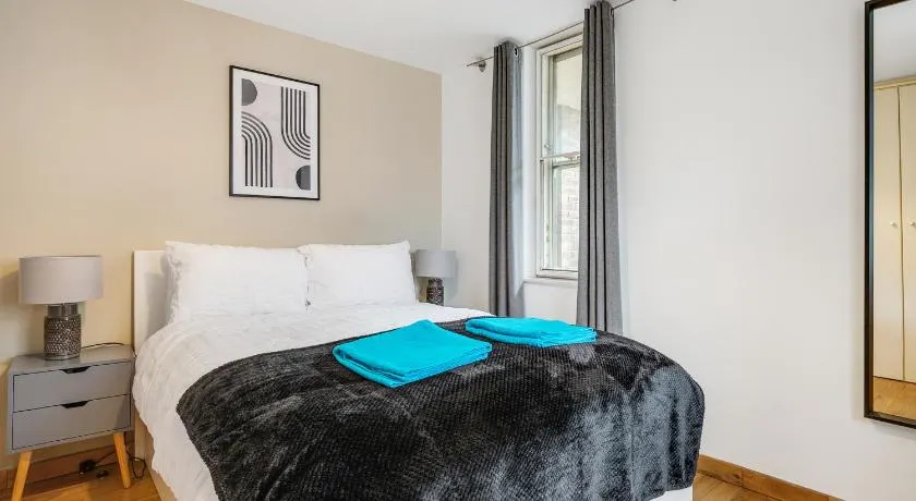 Top Rated 2BR and Balcony by Old St for 6 - Image 1