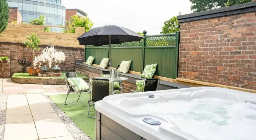 No22 Chester Racecourse Townhouse - Image 1