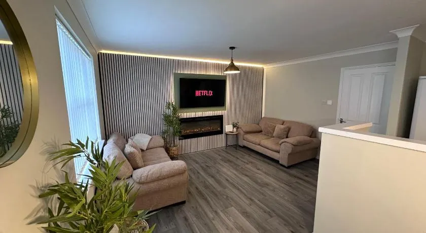 Modern 2-Bedroom Apartment Near Manchester with Free Parking - Image 1