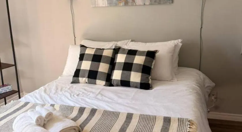 Stylish 2BR 1 Bath Haven with WiFi and Parking - Image 1