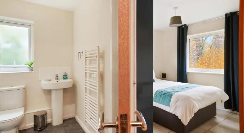 Peaceful 2BR Flat with Historic Bottle Kilns View & Free Parking Located near City Centre - Image 1