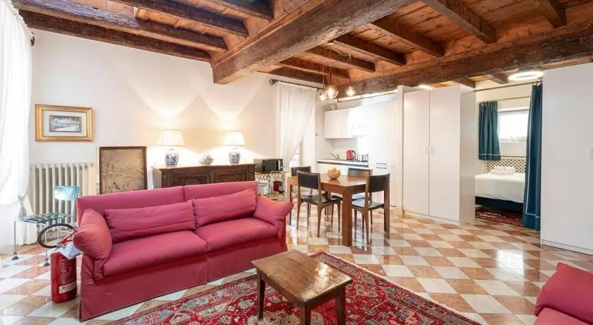 Casa di Mezzo nel cuore di Salò - Image 1