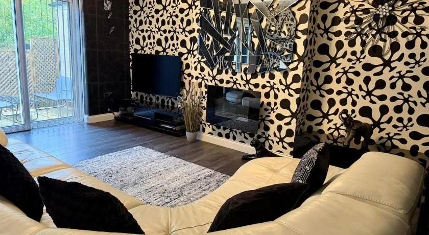 Stylish 3-Bed Family Pet-Friendly Home with Garden - Image 1
