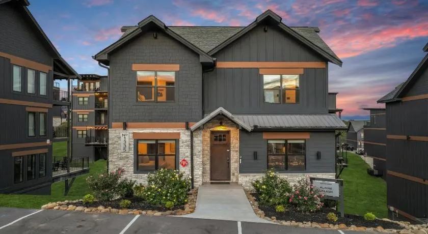 Smith Creek Resort - 5 Bedrooms 20 Guest - Indoor Pool - Resort Amenities - Image 1