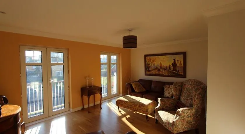 Beautiful 4BD Family Home in Lee on the Solent - Image 1