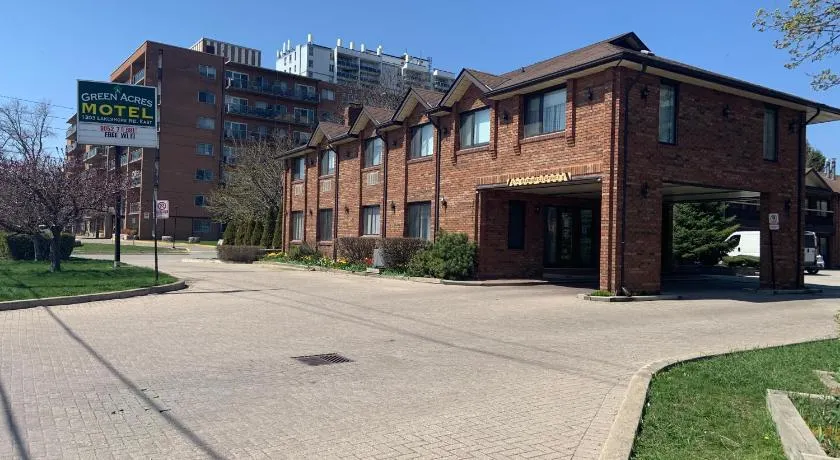 Toronto Lakeshore Hotel - Image 1