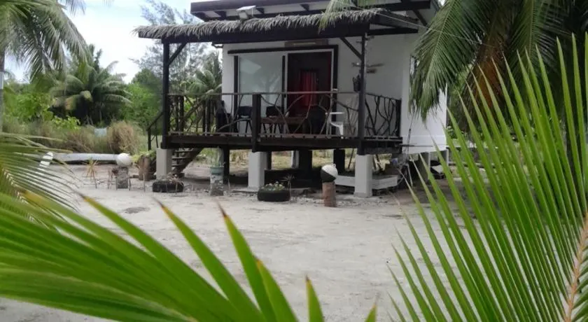 Hanivai Beach Bungalow - Image 1