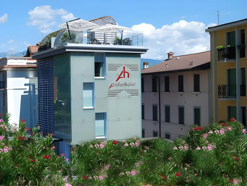 Happy Hotel Atelier Gardone Vittoriale & Spa - Image 1