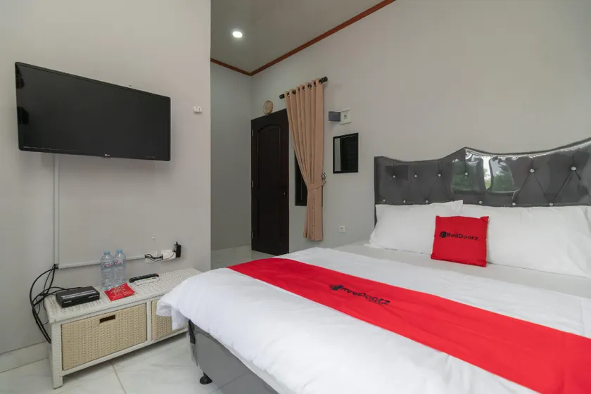 RedDoorz Plus near Jungeland Sentul - Image 1