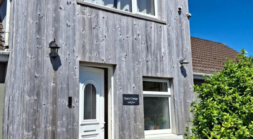 Tom's Alpaca Cottage - Image 1