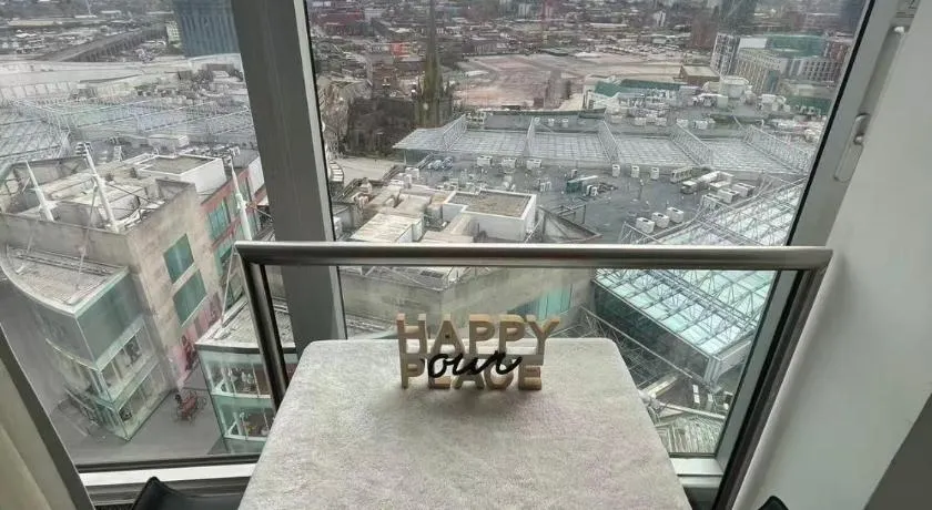 Heart of City, Centre Point Luxury Apartment - Image 1