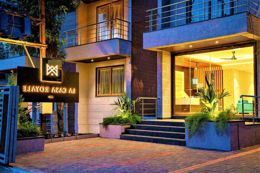 LA CASA ROYALE - Image 1