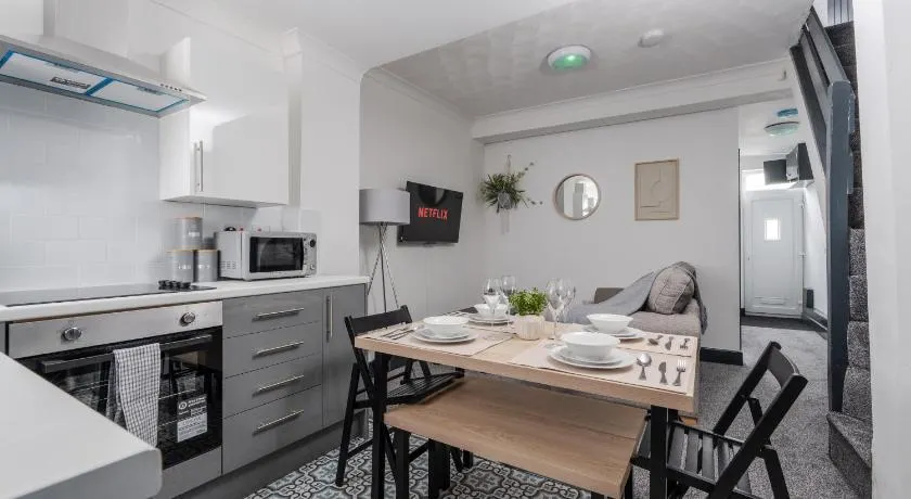 Charming Home - Free Parking - Image 1