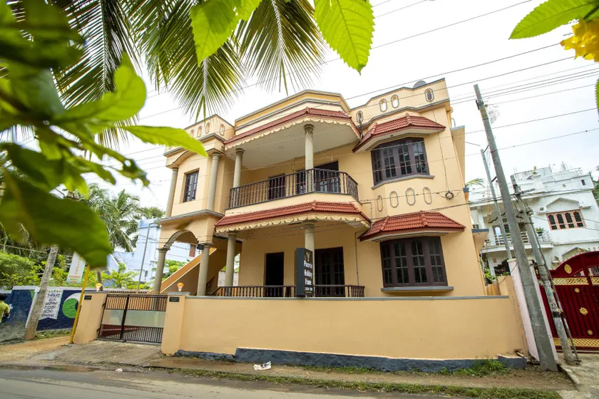 Phoenix Holiday Home - Image 1