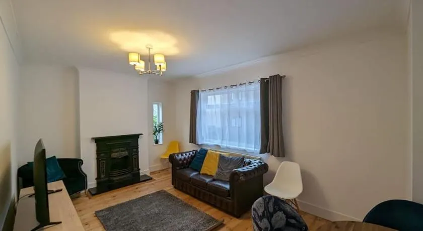 Cozy 2 Beds Brentwood Flat - Image 1