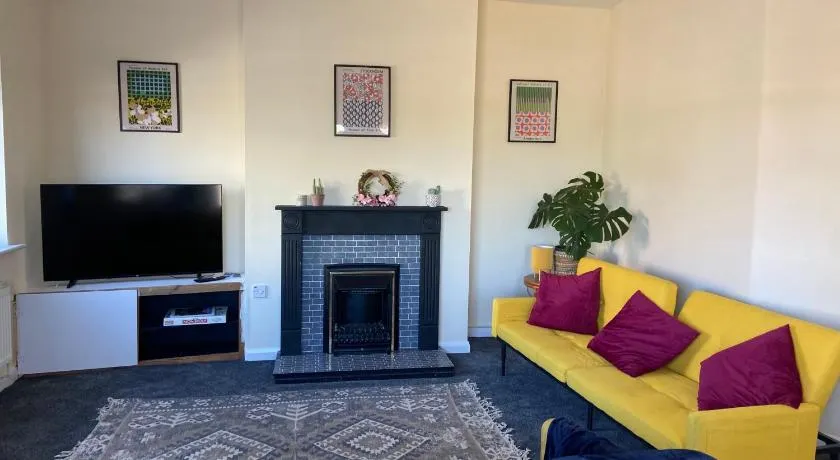 Town Centre House Sleeps 8 with parking - Image 1