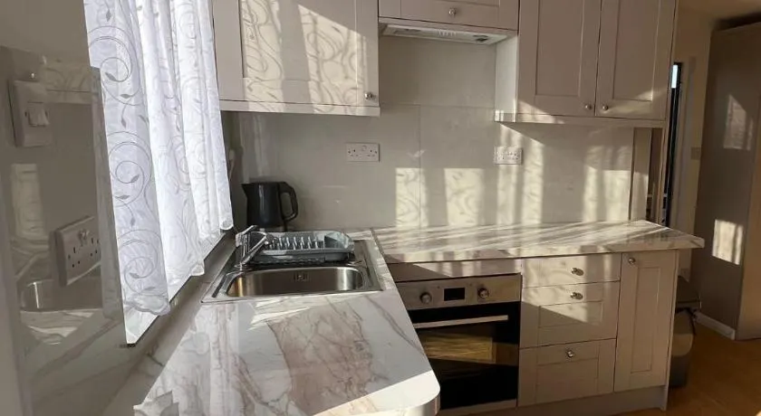 Studio in Greenford - 20 mins to Heathrow or London - Image 1