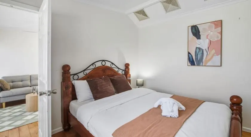 Coastal Wynnum Home Near Plaza and City Connections - Image 1