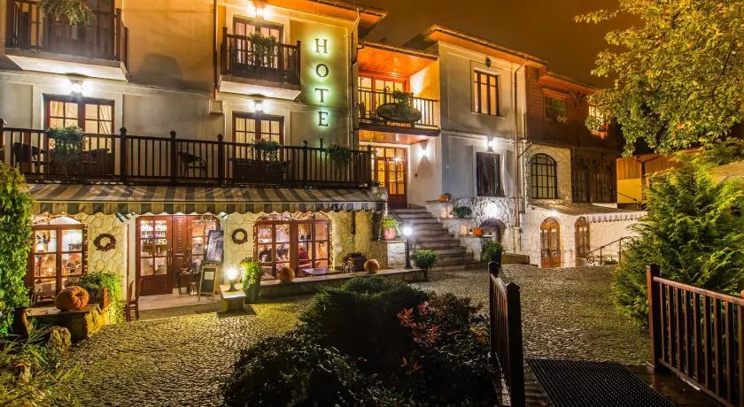 Hotel Dwa Księżyce - Image 1