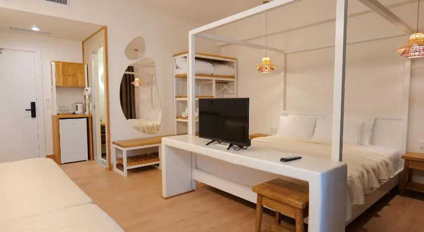 Alex & Sofi Hotel - Image 1