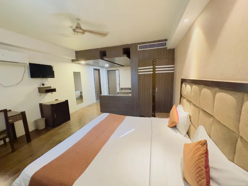 Hotel Park Residency - Image 1