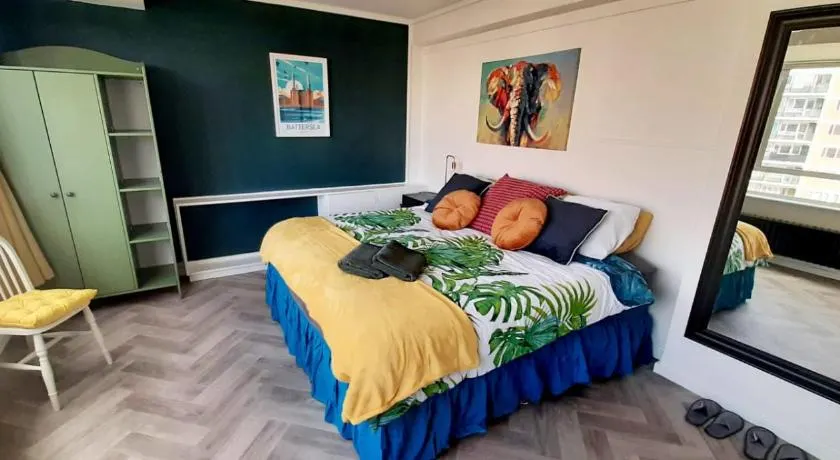 Spacious King Room near Victoria - Zone 1 - Image 1