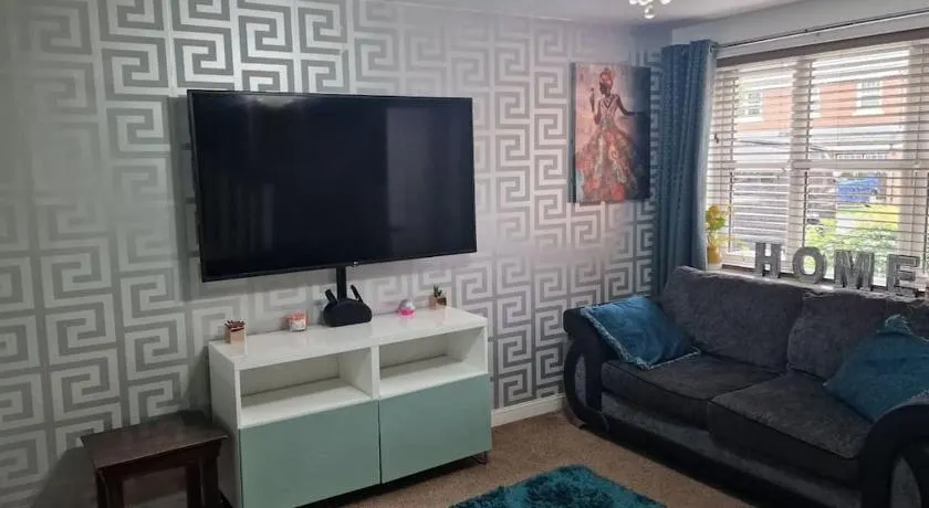 Well Furnished 3 Bedroom House in a cosy estate in Bolton - Image 1