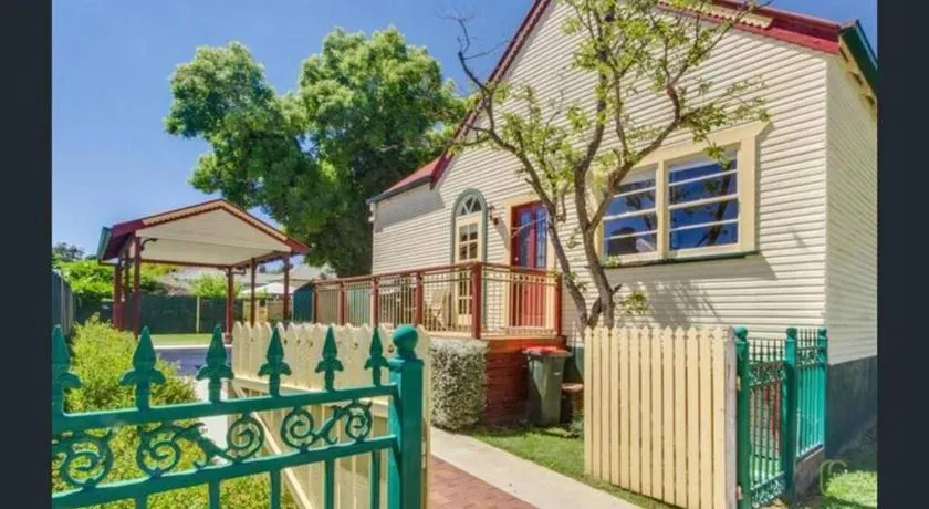 Bright 3-bedroom apartment - Central Armidale - Image 1