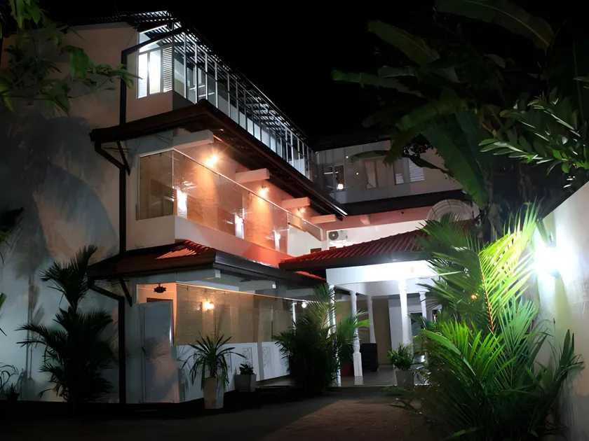 Tharusha Holiday Inn - Image 1