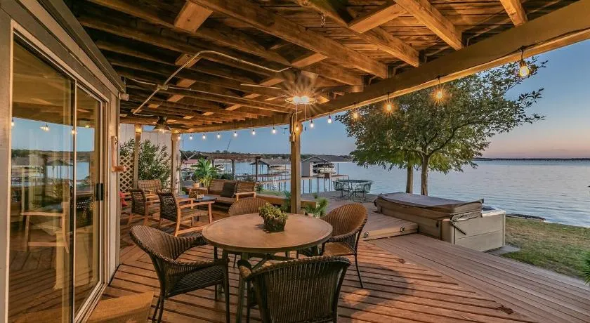 Lone Star Lake Cottage-NEW Trex Deck, boat dock - Image 1