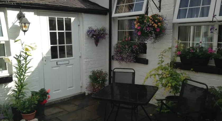 Courtyard Cottage - Image 1