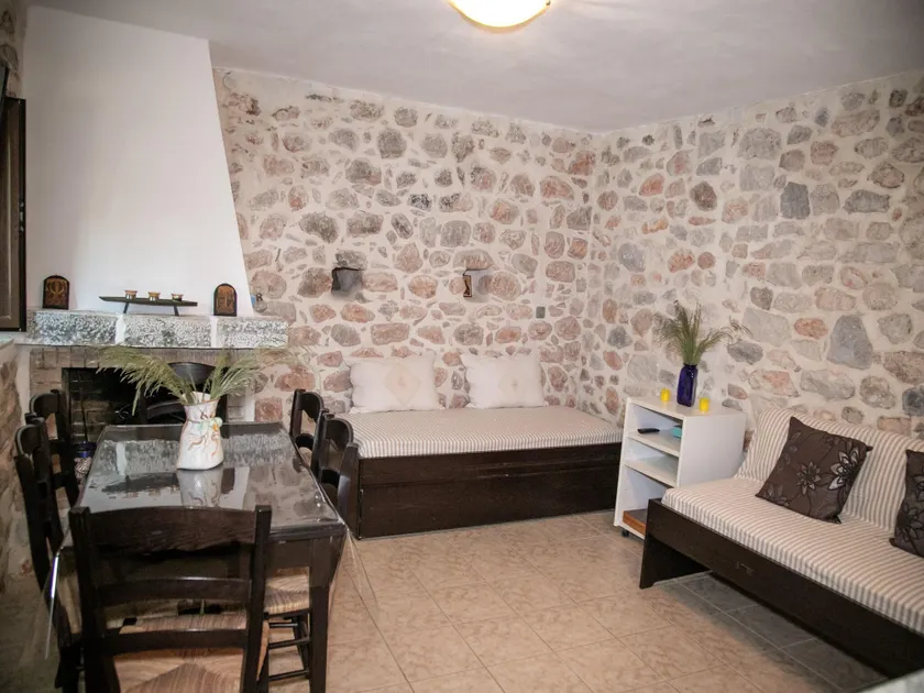 House in Pyrgos Dirou near Halikia Beach - Image 1
