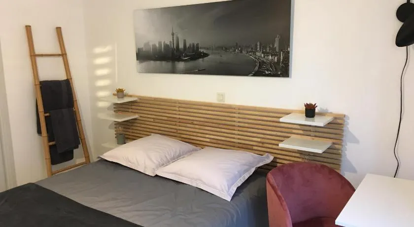 Chambre confortable avec une entrée indépendante - Parking & accès Lille facile - Image 1