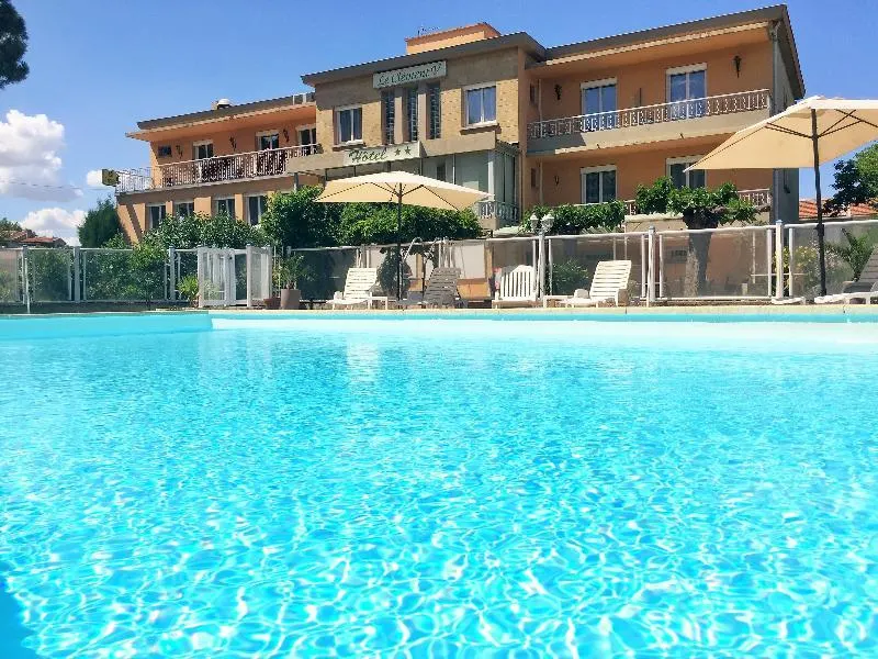 Logis Hotel Le Clement V - Image 1