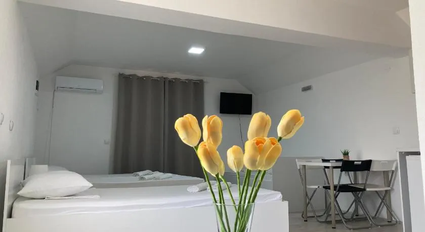 TIKI Apartments - Image 1