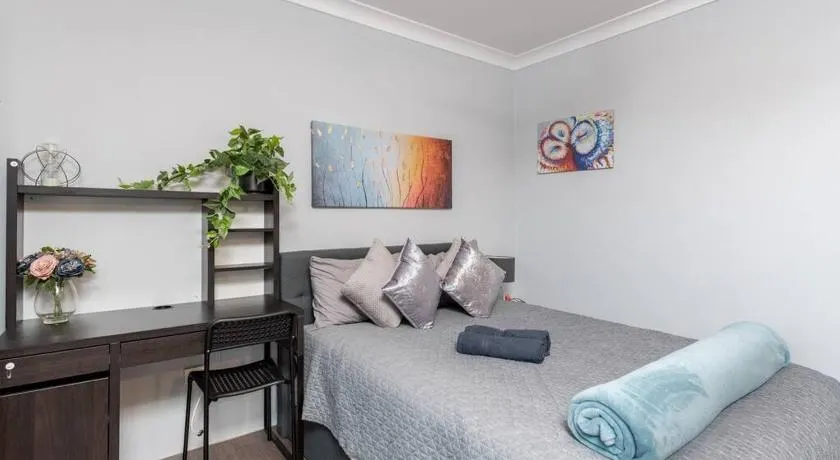 Lively Double Room - Near Olympic Park - Shared Bathroom - Image 1