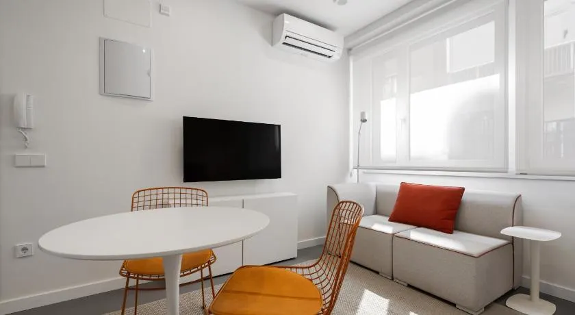 Confort y Ubicación en Madrid - Santero Suites - Image 1