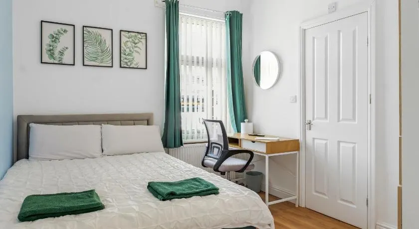 Newly renovated 2 Ensuite bedroom house in bury, 5 people - Image 1